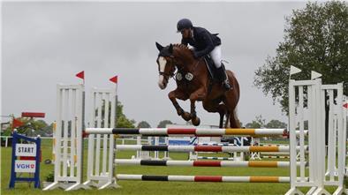 Springreiterin Alke Hillebrandt im Sprung