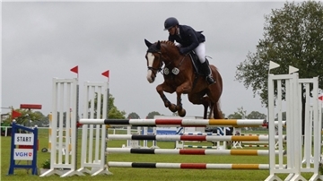 Springreiterin Alke Hillebrandt im Sprung
