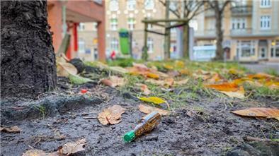 Alkoholiker und Drogensüchtige, Anmache und Dreck: Die Anlieger leiden unter den Zuständen auf dem Platz zwischen Penny und Awo in der oberen Hafenstraße in Bremerhaven. Dort halten sich oft entwurzelt erscheinende Menschen auf, die den Anliegern das Leben schwer machen. Wir dokumentieren, wie eine Anwohnerin das erlebt.