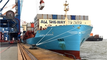 „All the way zo zero“ - bis auf null will Maersk seine Treibhausgasemissionen reduzieren. Das Containerschiff „Laura Maersk“ fährt mit grünem Methanol.