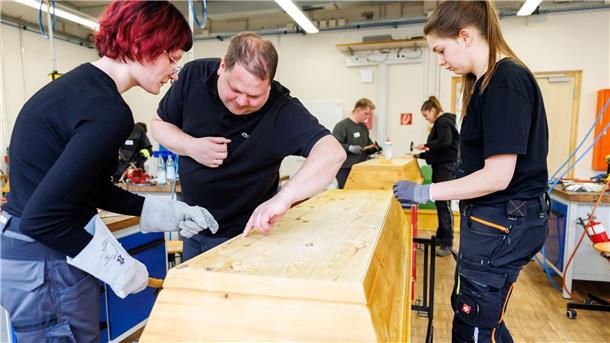 Kollege Tod - So werden Bestatter ausgebildet Alle Arbeitsschritte werden von Dozenten angeleitet.