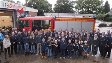 Alle auf einem Foto: Die aktive Debstedter Feuerwehr, die Jugendfeuerwehr, die Kinderfeuerwehr "Debstedter Glühwürmchen" und Gäste.