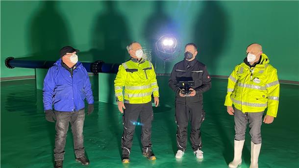 Alle Augen auf die Drohne: Fritz Habighorst, Karsten Lehrke, Christian Engelke und Carsten Schröder verfolgen den Start des Fluggeräts im Trinkwasserspeicher in Elsfleth.