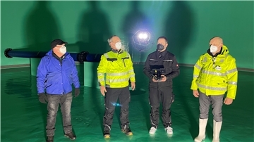 Alle Augen auf die Drohne: Fritz Habighorst, Karsten Lehrke, Christian Engelke und Carsten Schröder verfolgen den Start des Fluggeräts im Trinkwasserspeicher in Elsfleth.