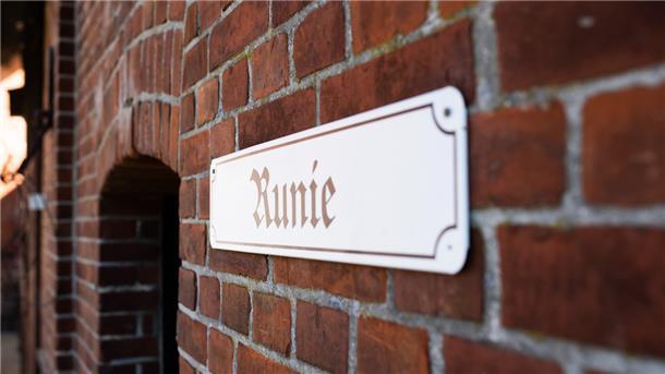 „Alle Dinge die uns wichtig sind, haben einen Namen. Deshalb haben wir unser Haus Runie genannt“, sagt Mascha Lühning. „Runie ist natürlich abgeleitet von Ruine. Viele fragen uns immer, ob wir den Namen einfach falsch geschrieben haben. Aber nein, unser Haus heißt wirklich so.“