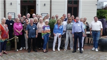 Alle Ehemaligen auf einem Foto beim Treffen der Abiturienten und Abiturientinnen der Wilhelm-Raabe-Schule nach 50 Jahren.