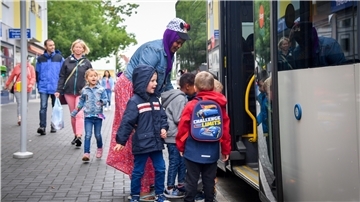 Alle einsteigen bitte: Eltern und Kinder am Bus von der Kita „Michaelis“, der die Lütten zur Übergangskita „Am Oberhamm“ bringt.