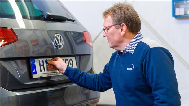 Alle Fahrzeuge, die eine rosafarbene Plakette haben, müssen im Laufe des Jahres zur Hauptuntersuchung.