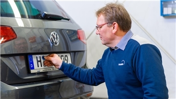Alle Fahrzeuge, die eine rosafarbene Plakette haben, müssen im Laufe des Jahres zur Hauptuntersuchung.