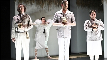 Alle Figuren in dem Ibsen-Stück, ob der geniale Wissenschaftler Løvborg (Henning Bäcker, von links), der einfallslose Forscher Tesman (Marc Vinzing) oder das Tantchen (Isabel Zeumer) kennen ihren Platz im Leben. Nur Hedda (Marsha Zimmermann, 2. von links) ist eine multiple Persönlichkeit.