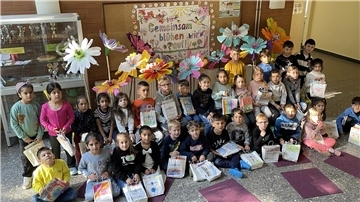 Alle frisch eingeschulten Kinder aus der Grundschule Einswarden freuen sich über ihre Lesetüten.