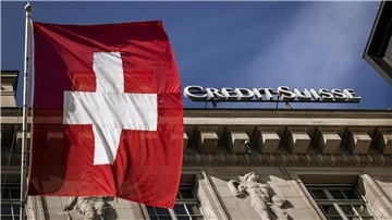 „Alle haben Angst vor dem Kollaps“: Die Flagge der Schweiz weht neben dem Logo der Schweizer Bank Credit Suisse in Luzern.