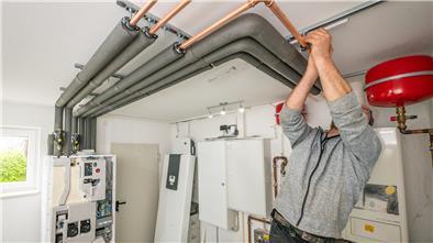 Alle Hände voll zu tun hat Anatolij Beda von der Firma ad fontes aus Bad Bederkesa. Der Heizungsbauer sorgt für den fachgerechten Einbau der Wärmepumpe nebst Leitungssystem.