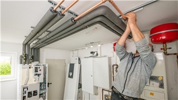 Alle Hände voll zu tun hat Anatolij Beda von der Firma ad fontes aus Bad Bederkesa. Der Heizungsbauer sorgt für den fachgerechten Einbau der Wärmepumpe nebst Leitungssystem.