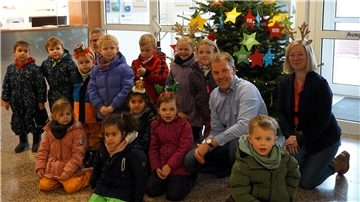 Alle Jahre wieder - Kindergartenkinder kommen zum Baumschmücken mit Bürgermeister Guido Dieckmann und Claudia Lühmann (erste Gemeinderätin) ins Rathaus. 