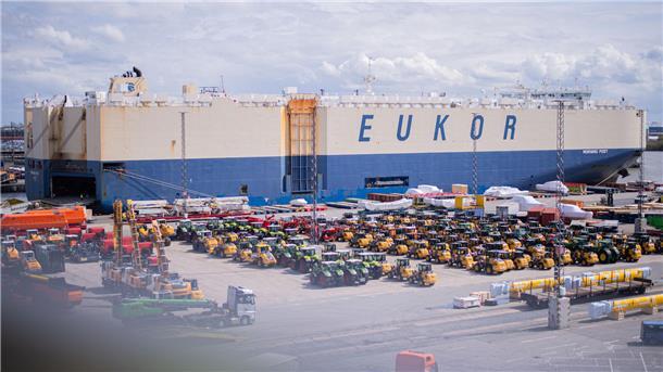 Autofrachter im Hafen