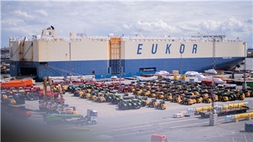 Autofrachter im Hafen
