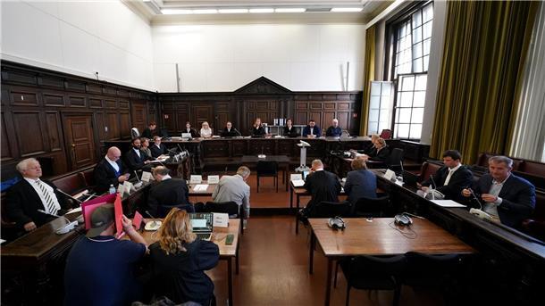 Alle Prozessbeteiligten - Gericht, Staatsanwaltschaft, Verteidiger und Nebenklage - haben das Recht, die Angeklagten zu befragen. (Archivbild)