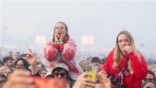Deichbrand 2023: Magische Momente auf und vor den BÜHNEN (Fotos) Alle sind enttäusch, als Tokio Hotel die Show wegen technischer Probleme abbrechen muss.