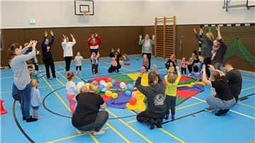 Alle Sparten zeigten sich erfreut über den Abschluss der Sanierungsarbeiten in der Uthleder Turnhalle. Wie hier beim Eltern-und-Kind-Turnen können sie nun ihre vollen Trainingszeiten nutzen.