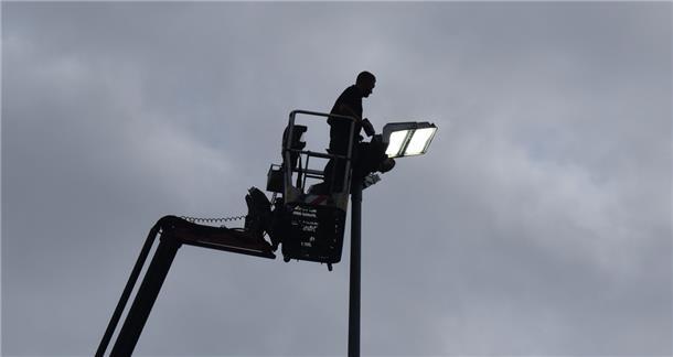 LED-Flutlichter werden installiert