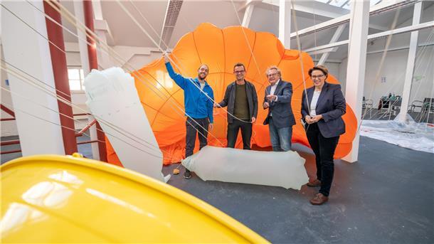 Bremerhaven-Stipendiat Tomas Kleiner, Kulturstadtrat Michael Frost, Vereinsvorsitzender Klaus Becké und Kulturamtsleiterin Dorothee Starke