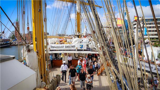 Umfrage zur Sail 2025: 70 Prozent der Gäste wollen wiederkommen Menschen tummeln sich auf der "Gorch Fock".
