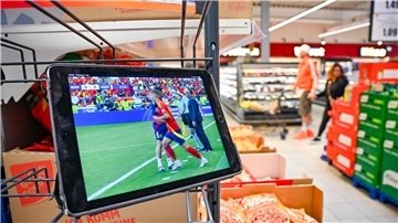 Allein an der Kühltheke: Im Edeka-Markt Rotersand wird während des Viertelfinal-Fußballspiels der deutschen EM-Kicker in Ruhe eingekauft.
