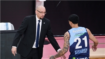 Allen Ray Smith (links) bleibt Trainer bei den Eisbären.