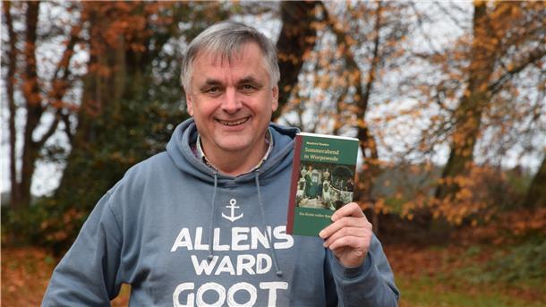 "Allens waard goot": Alles wird gut, steht auf dem Hoodie von Pastor Manfred Thoden, der seinen ersten Kriminalroman präsentiert.