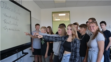 Aller guten Dinge sind drei: An der Dorumer Oberschule büffeln nicht nur Haupt- und Realschüler, sondern auch angehende Abiturienten wie diese Achtklässler. Foto Hansen