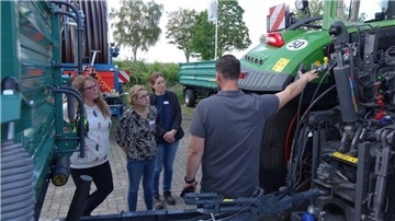 Alles gar nicht so einfach: Mitarbeiter der Firma Schröder erklärten den Frauen die Funktionen der landwirtschaftlichen Nutzfahrzeuge.
