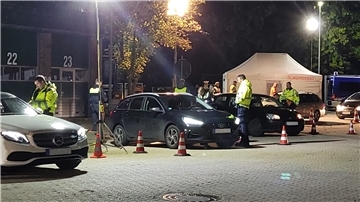 Alles gut ausgeleuchtet: Auf dem Straßenmeisterei-Gelände konnten mehrere Fahrzeuge gleichzeitig kontrolliert werden.
