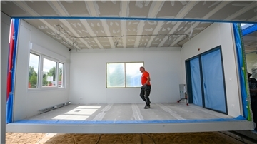 Alles Gute kommt von oben: Ein Container für die Neue Oberschule Lehe schwebt für den Anbau herein. Für die Sanierung der Schule hat die Stadt Bremerhaven 1,3 Millionen Euro bereitgestellt.