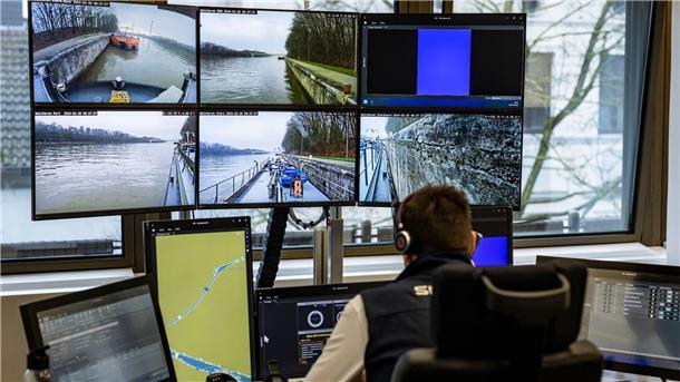 Schiffe fahren per Fernsteuerung über den Rhein Alles im Blick: Binnenschifffahrtskapitän Joachim Lauwers steuert von seinem Schreibtisch aus ein Schiff auf der Route von Walcheren nach Antwerpen.