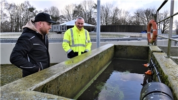 Alles in Ordnung: Wasserverbands-Geschäftsführer Marcus Mende (rechts) und stellvertretender Betriebsleiter Matthias Meyer überzeugen sich davon, dass das zuvor mechanisch gereinigte Abwasser automatisiert und tröpfchenweise das notwendige Eisenchloridsulfat erhält.