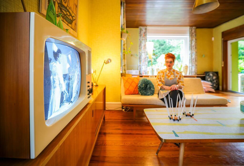 Alles ist knallbunt - aber der alte Röhrenfernseher kann nur Schwarz-Weiß.