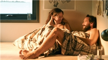 Alles kreist in dem Film „Liebe“ um Liebe und Sexualität. Die Ärztin Marianne (Andrea Braein Hovig mit Thomas Gullestad) will sich nicht binden.