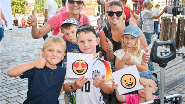 Alles top urteilen Mareike Wunderlich (li.) und Mareike Brüns und die fünf Kinder. Die Lütten und die Mütter entscheiden sich für die lachenden Smileys mit Herzen und ohne. Ein Smiley reichte nicht bei fünf Kindern.