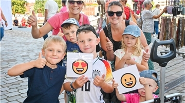 Alles top urteilen Mareike Wunderlich (li.) und Mareike Brüns und die fünf Kinder. Die Lütten und die Mütter entscheiden sich für die lachenden Smileys mit Herzen und ohne. Ein Smiley reichte nicht bei fünf Kindern.