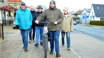Alles wieder gut: Steffen Tobias (von links), Andree Steffens, Ludwig Augenthaler, Sascha Kuntzmann und Rüdiger Bordel überzeugten sich von der ordnungsgemäßen Ausführung der Arbeiten am neuen Gehweg.