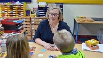 Alltag in den Sprachheilklassen an der Zevener Janusz-Korczak-Schule: Sprachheillehrerin Sandra Sander spielt mit zwei Kindern eine Memory-Variante und übt dabei Laute.