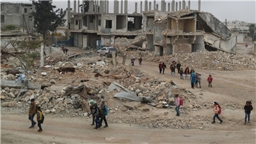 Alltag in Syrien: Kinder auf dem Rückweg von der Schule - sie laufen an Gebäuden vorbei, die durch Luftangriffe zerstört wurden.