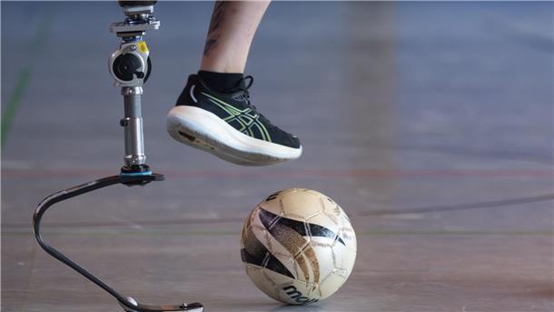 Teilhabe auf Leih-Basis Alltagsprothesen sind für den Einsatz beim Sport nicht ausgelegt.