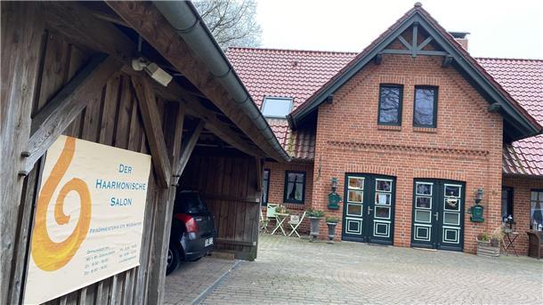Kamm in: Das sind die krehaartivsten Friseurnamen zwischen Wesermarsch und Elbe Alltagsstress und Sorgen können bei einer Behandlung im "Haarmonischen Salon" in Gyhum vergessen werden.