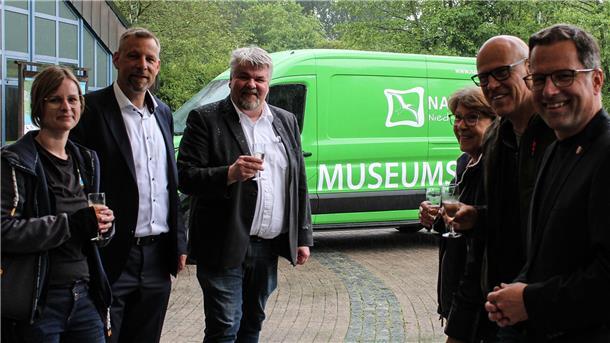 „Kermit“ rollt ab sofort durch die Landkreise Stade und Cuxhaven „Allzeit gute Fahrt“, wünschen (von links) Museumspädagogin Meike Hillrichs, Lars Keitsch von der Ostfriesischen Volksbank, Natureumsgeschäftsführer Lars Lichtenberg, Fördervereinsvorsitzende Elli Sommer, Jürgen Goldenstein vom Bürgerwindpark Oederquart und Landrat Kai Seefried.