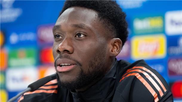 Alphonso Davies muss lange verletzt pausieren.