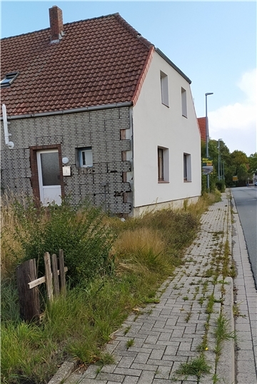 Als Beispiel für verwahrloste Bürgersteige und Rinnsteine wurde im Bauausschuss das Grundstück Ulmenstraße 6 in Stollhamm genannt.