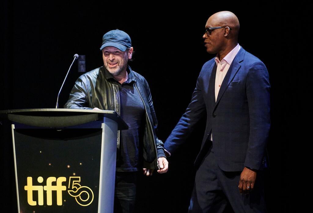 Als besten Dokumentarfilm wählten die Zuschauer „The Road Between Us: The Ultimate Rescue“ von Barry Avrich - hier der Regisseur (links) mit Filmfestival-Chef Cameron Bailey.
