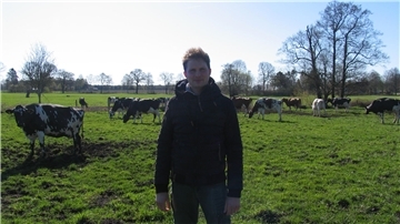 Als Bio-Landwirt ist Henning Borchers auf die Weidetierhaltung angewiesen. Doch mit dem Wolf in Anderlingen macht er sich zunehmend Sorgen um seine Milchkühe.